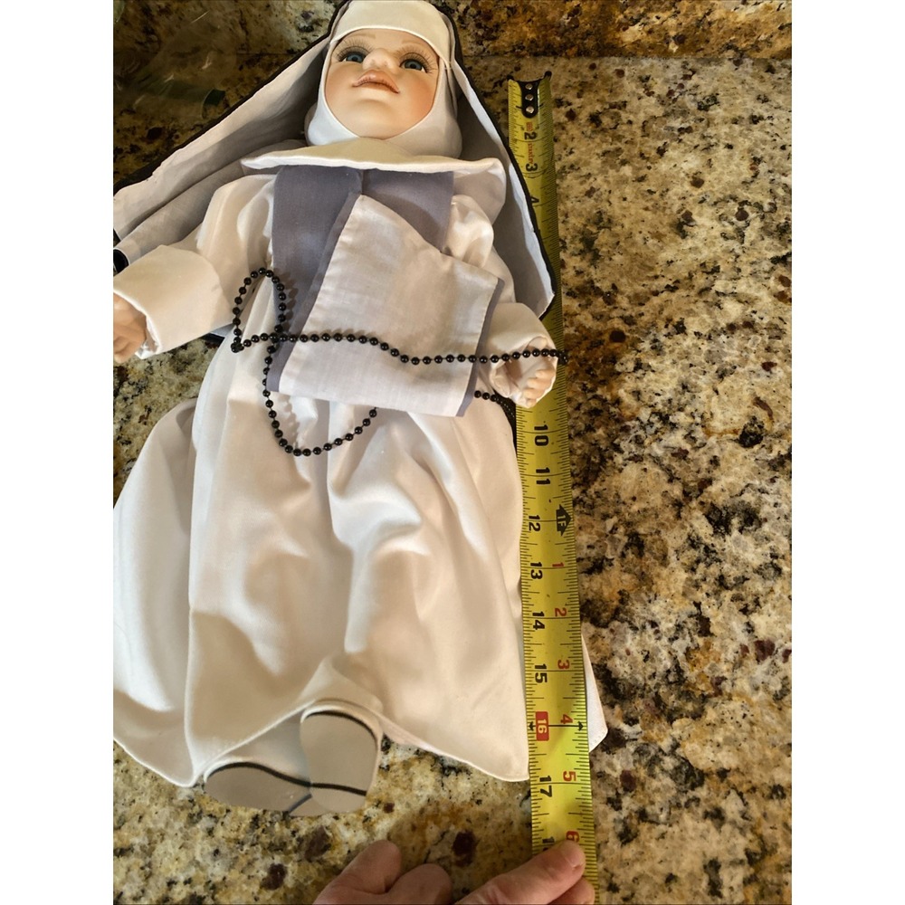 Geppeddo Sister Magdalena Porcelain‎ Nun Doll in White Habit & Rosary Beads 17" - Picture 7 of 7